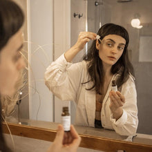 Cargar imagen en el visor de la galería, 007 lifting up EYE ELIXIR - Olive Tree People  007 lifting up EYE ELIXIR